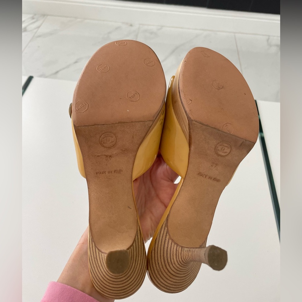 CHANEL DIRTY YELLOW PATENT LEATHER HEEL SLIDES US 9 - Picture 16 of 16